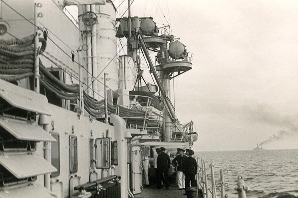 Schwarz-Weiss-Aufnahme von Personen auf einem Schiff auf dem Meer