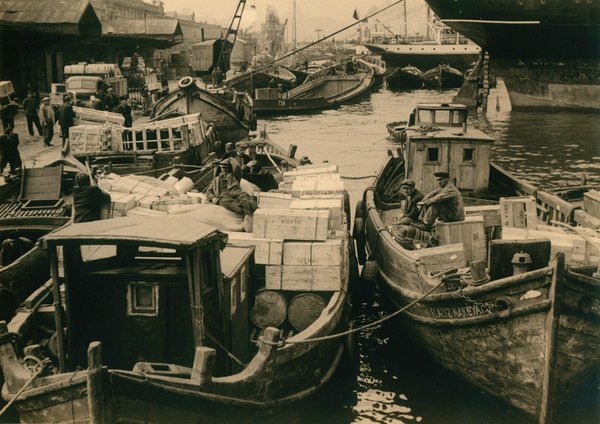 Schwarz-Weiss-Aufnahme von Booten im Athener Hafen