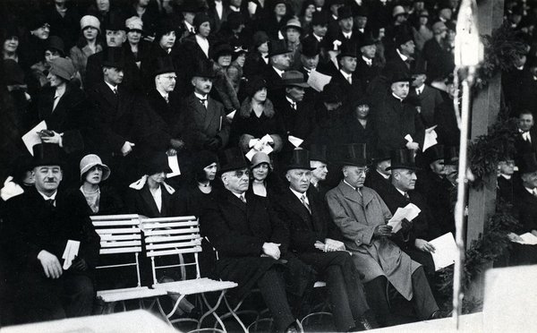 Schwarz-Weiss-Aufnahme von Konrad Adenauer in einem Publikum