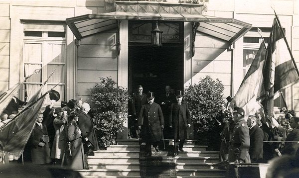 Schwarz-Weiss-Aufnahme von Paul von Hindenburg und Konrad Adenauer beim Verlassen eines Gebäudes