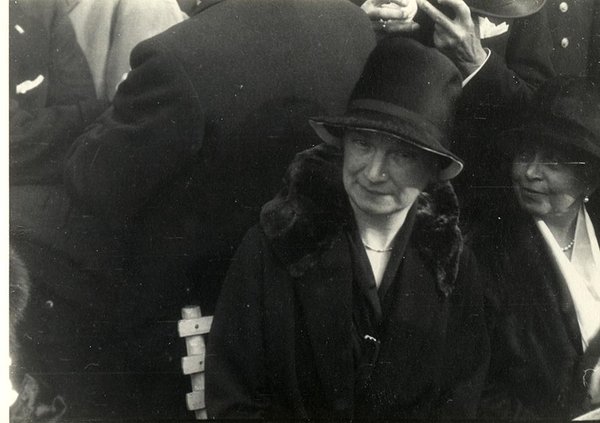 Schwarz-Weiss-Aufnahme von zwei Damen auf einer Bank