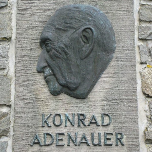 Gedenktafel mit Profil von Konrad Adenauer