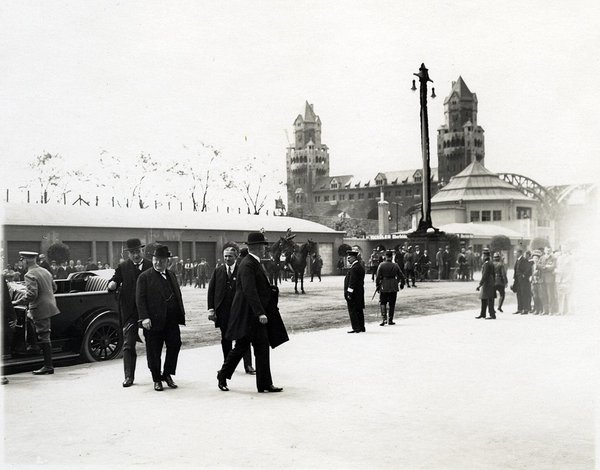 Schwarz-Weiss-Aufnahme von Menschen auf einem Platz, im Hintergrund eine Kirche