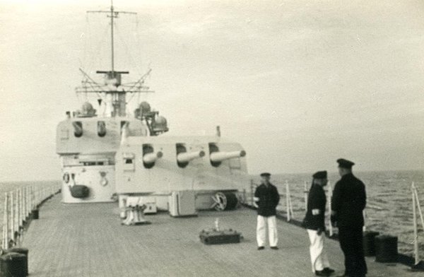 Schwarz-Weiss-Aufnahme von drei Herren auf einem Schiff auf hoher See