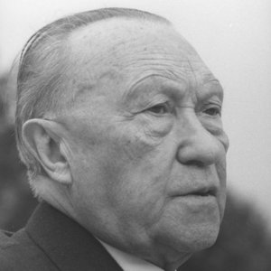 Schwarz-Weiß-Portraitaufname von Konrad Adenauer 1956