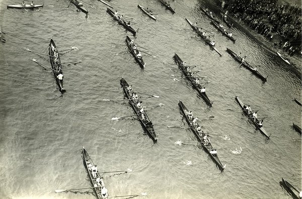 Schwarz-Weiss-Aufnahme von mehreren Ruderbooten auf dem Wasser