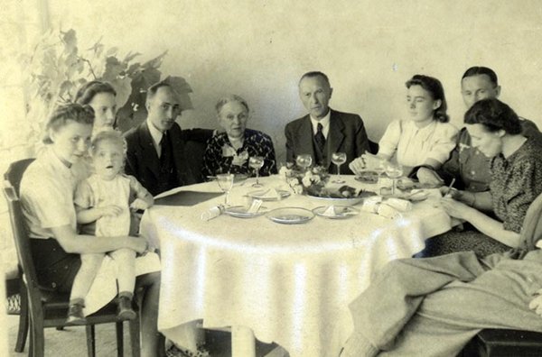 Schwarz-Weiss-Aufnahme von Familie Adenauer beim Kaffeetrinken