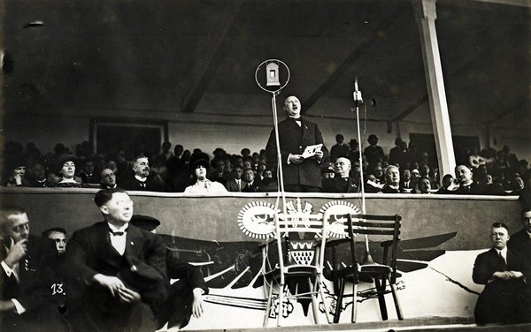 Schwarz-Weiss-Aufnahme von Konrad Adenauer bei einer Ansprache