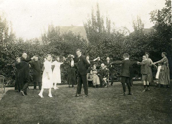 Schwarz-Weiss-Aufnahme von der tanzenden Hochzeitsgesellschaft um Konrad Adenauer und Gussie Zinsser 1919