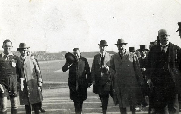 Schwarz-Weiss-Aufnahme von Konrad Adenauer mit mehreren anderen Personen