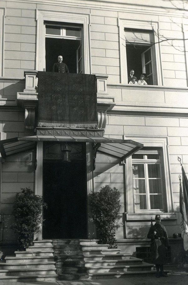 Schwarz-Weiss-Aufnahme von Paul von Hindenburg auf einem Balkon