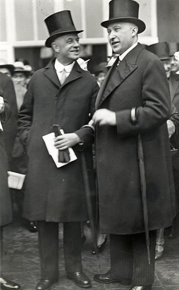 Schwarz-Weiss-Aufnahme von Konrad Adenauer neben einem Mann