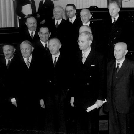 Foto von mehreren Politikern und Konrad Adenauer