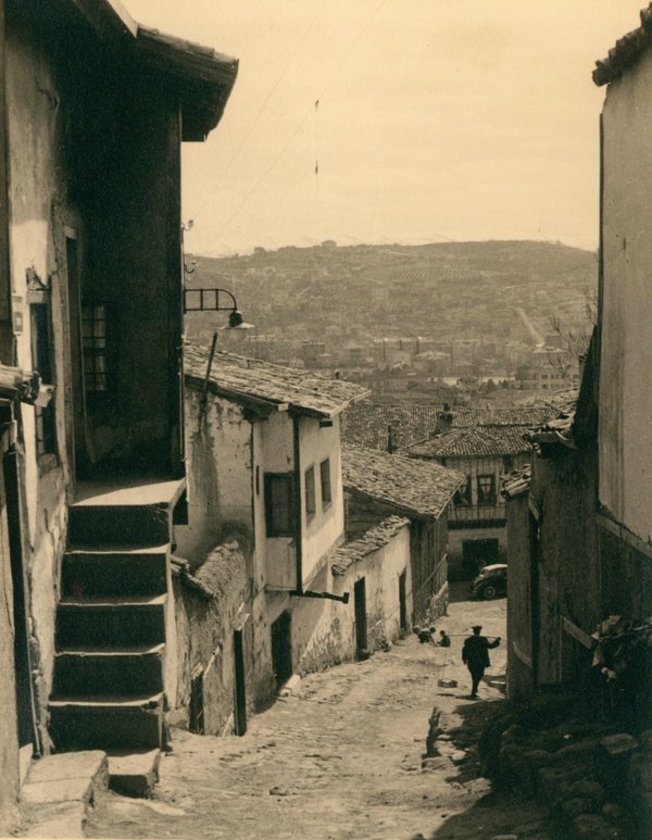 Schwarz-Weiss-Aufnahme von einer Straße mit Blick über die Stadt