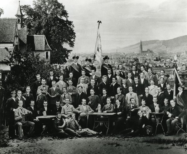 Schwarz-Weiss-Aufnahme von Adenauers Freiburger Studentenverbindung Brisgovia 1894