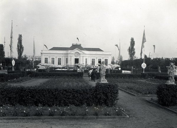 Schwarz-Weiss-Aufnahme von einer Parkanlage mit weißem Gebäude und Statuen