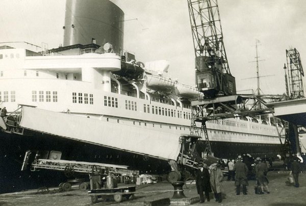Schwarz-Weiss-Aufnahme von einem Schiff im Hafen