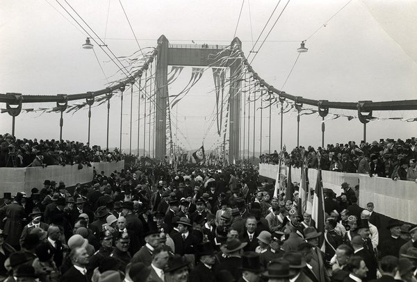 Schwarz-Weiss-Aufnahme von zahlreichen Menschen bei der feierlichen Einweihung der Mülheimer Brücke