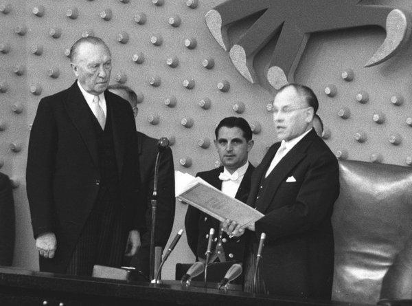 Schwarz-Weiss-Aufnahme von Konrad Adenauer bei seiner Vereidigung zum Bundeskanzler neben Eugen Gerstenmaier