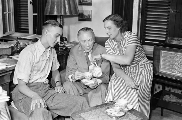 Schwarz-Weiss-Aufnahme Konrad Adenauer beim Teetrinken mit Tochter Lotte und Sohn Georg