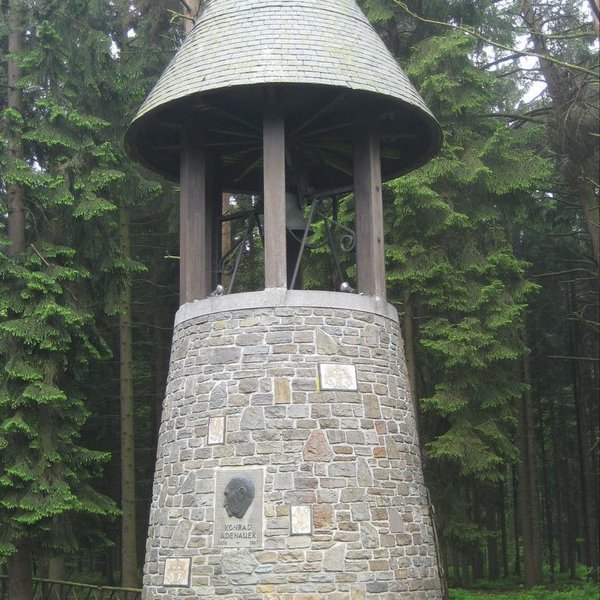 Steinerner Glockenturm mit Gedenktafel