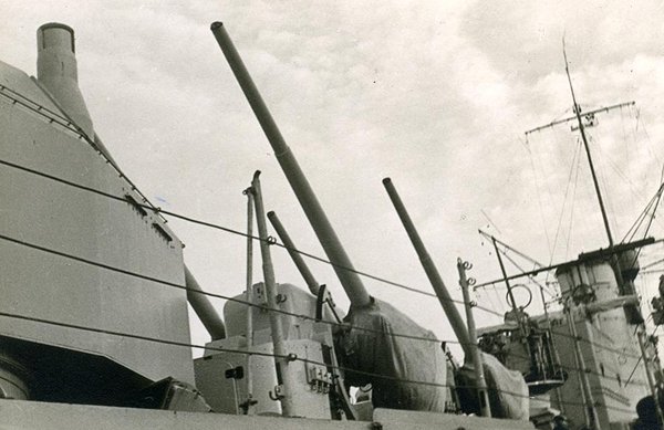 Schwarz-Weiss-Aufnahme von Schiffskanonen