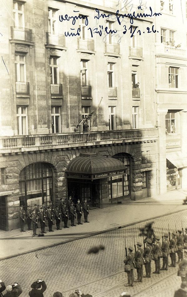 Schwarz-Weiss-Aufnahme von einem Gebäudeeingang mit Militär