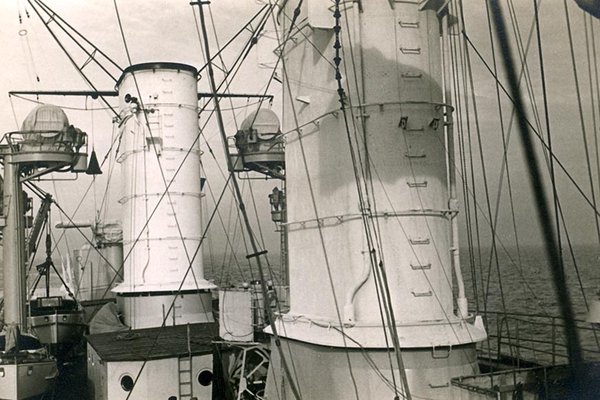 Schwarz-Weiss-Aufnahme von einem Schiff auf dem Meer