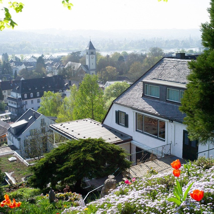 Adenauers Haus (Rückseite) mit großem Garten