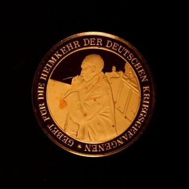 Medaille mit Text: "Aufnahme diplomatischer Beziehungen mit der Sowjetunion. Adenauer erwirkt in Moskau die Freilassung von tausenden deutschen Kriegsgefangenen. In der St. Louis-Kirche betet er für den Erfolg seiner Mission."