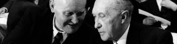 Hans Böckler und Konrad Adenauer sitzen nebeneinander und sprechen mit einander