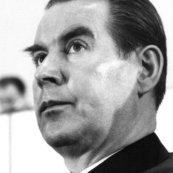 Schwarz-Weiß-Portraitaufnahme von Gerhard Schröder