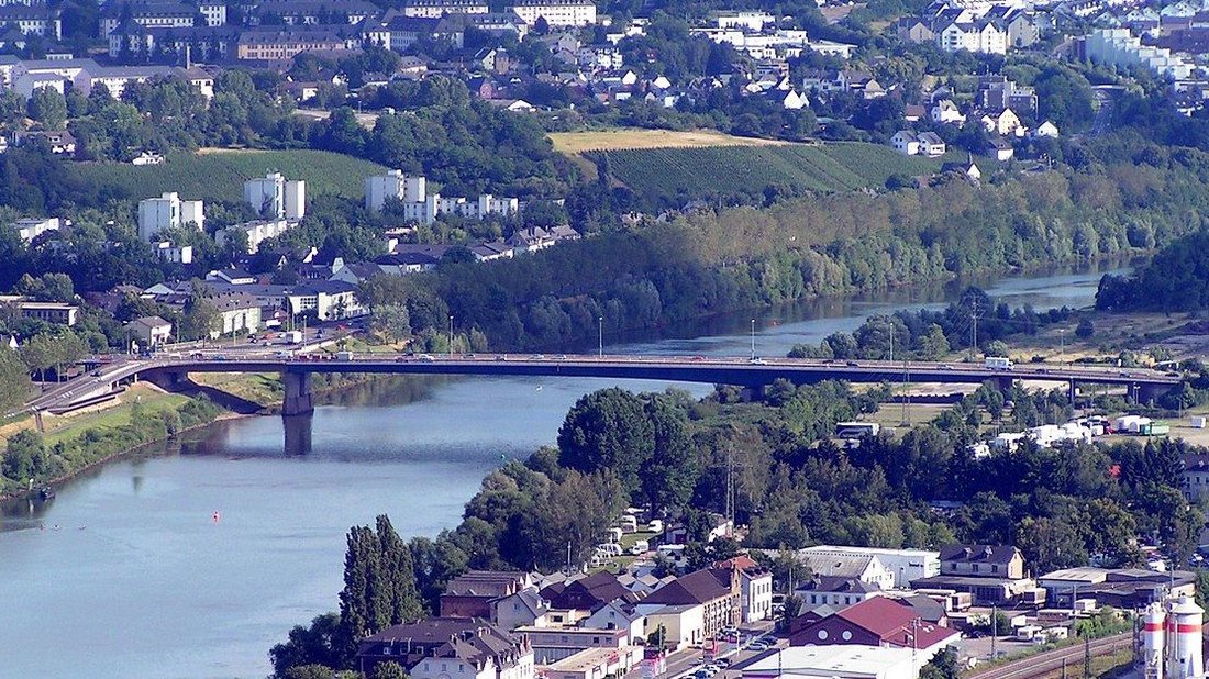 Konrad-Adenauer-Brücke in Trier über die Mosel