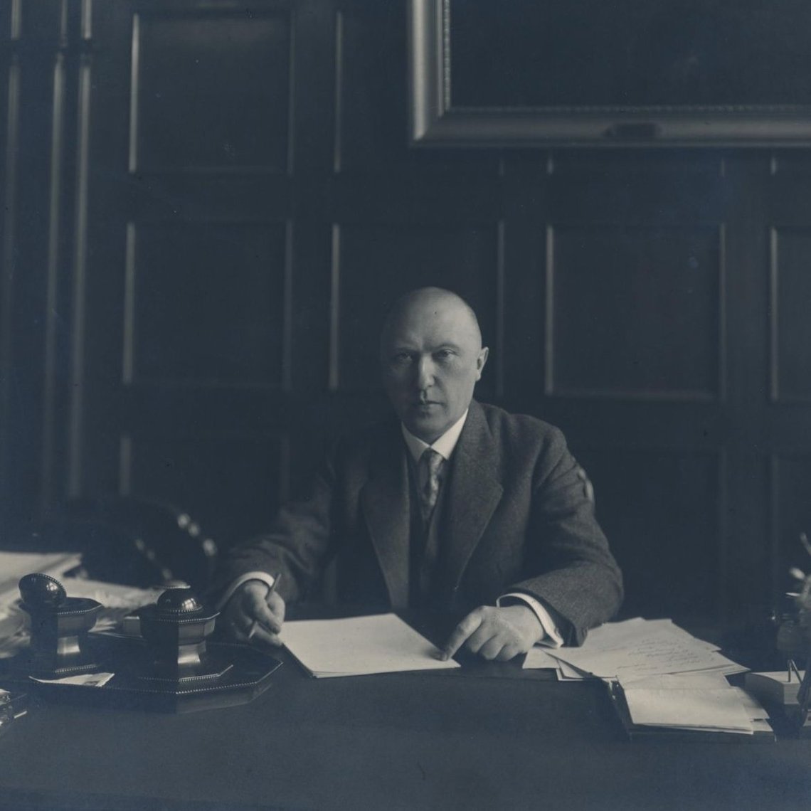 Konrad Adenauer an seinem Schreibtisch als Oberbürgermeister von Köln 