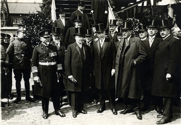 Schwarz-Weiss-Aufnahme von einer Gruppe Herren um Konrad Adenauer