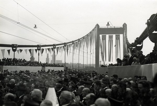 Schwarz-Weiss-Aufnahme von zahlreichen Menschen bei der feierlichen Einweihung der Mülheimer Brücke
