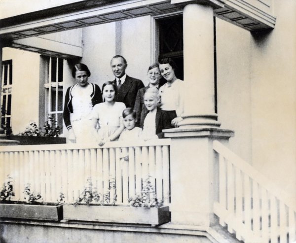 Schwarz-Weiss-Aufnahme von Familie Adenauer vor dem Eingang des Hauses in der Löwenburgstraße 76 in Rhöndorf