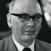 Portrait Franz Etzel, mit Brille in Anzug und Krawatte
