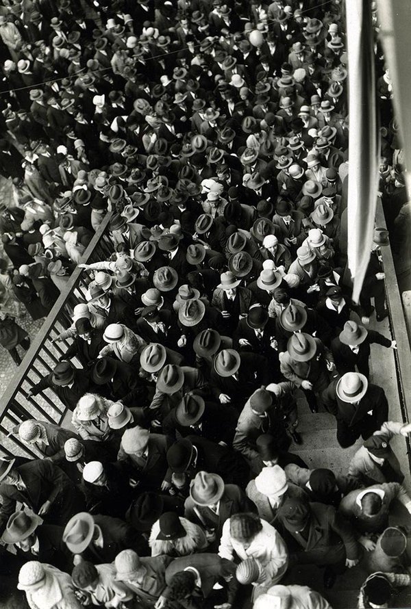 Schwarz-Weiss-Aufnahme von einer Menschenmenge aus der Vogelperspektive