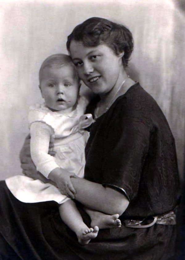 Schwarz-Weiss-Portraitaufnahme von Gussie mit Sohn Paul