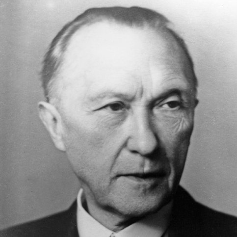 Schwarz-Weiß-Portraitaufname von Konrad Adenauer 1947