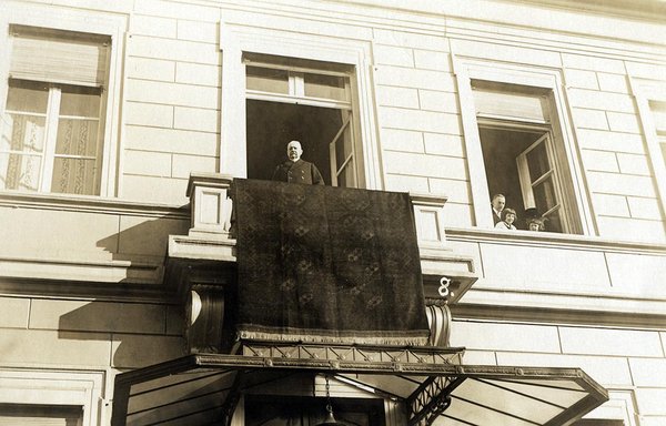 Schwarz-Weiss-Aufnahme von Paul von Hindenburg auf einem Balkon