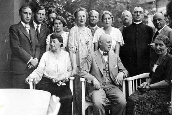 Schwarz-Weiss-Aufnahme von 13 Personen sitzend und stehend