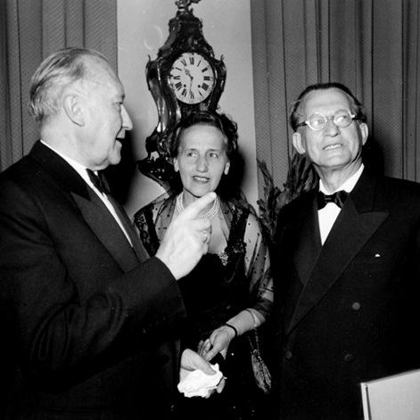 Konrad Adenauer, Francesca Romani und der italienische Ministerpräsident Alcide de Gasperi auf einem Empfang.