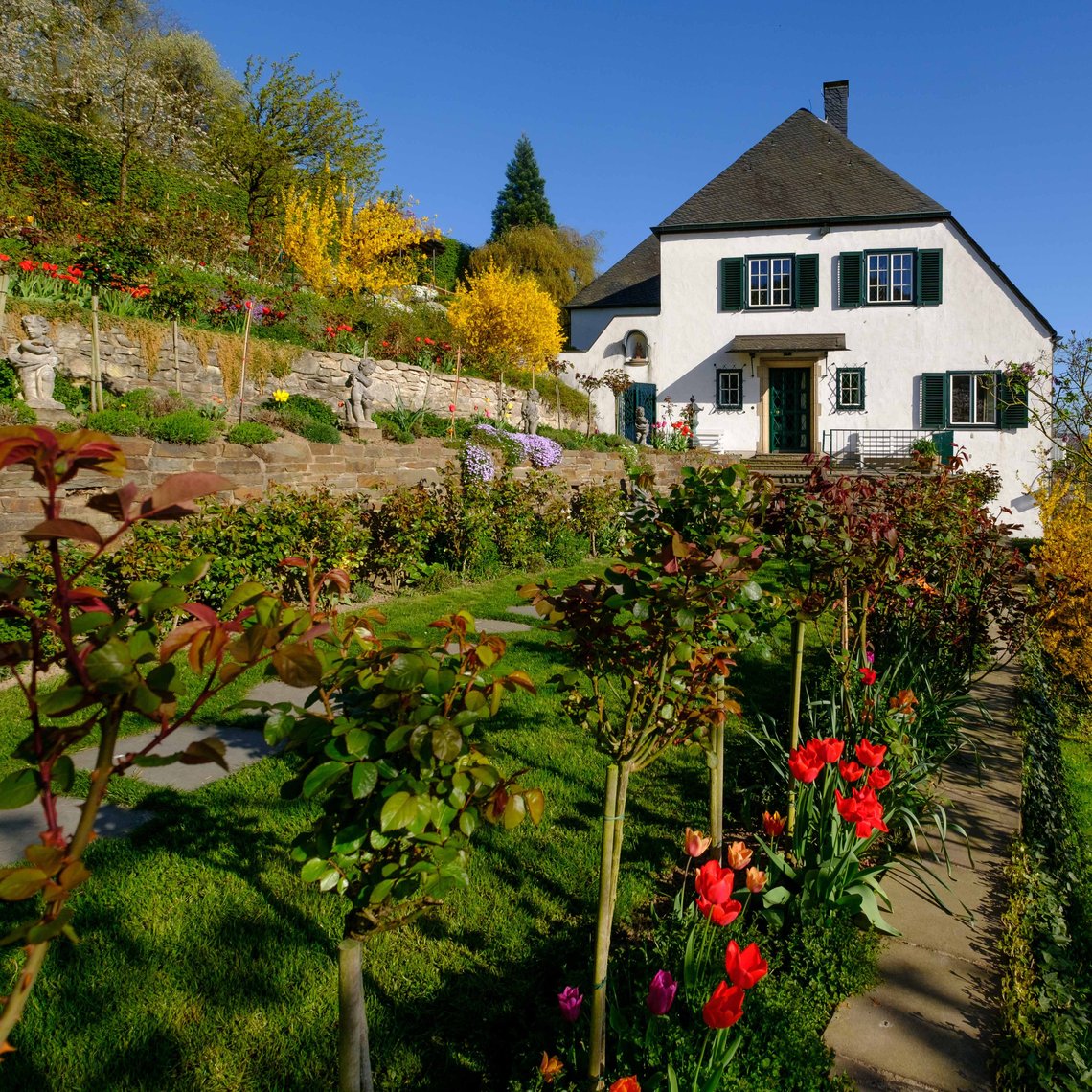 Adenauers  Haus mit Garten davor