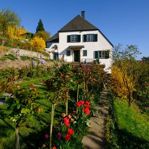 Adenauers  Haus mit Garten davor