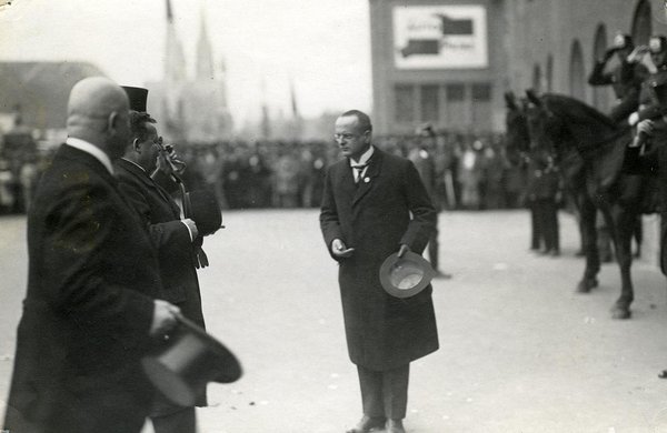 Schwarz-Weiss-Aufnahme von Konrad Adenauer auf dem Gelände der Kölner Messe