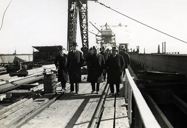 Schwarz-Weiss-Aufnahme von Konrad Adenauer auf der Baustelle der Mülheimer Brücke