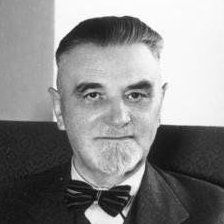 Hans Lukaschek sitzt an seinem Schreibtisch