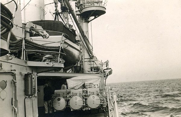 Schwarz-Weiss-Aufnahme von einem Schiff auf hoher See